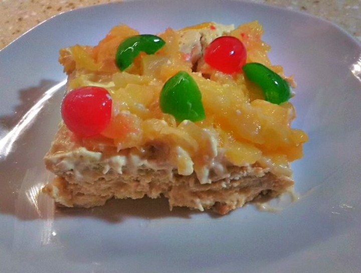 Carlota con piña y cerezas