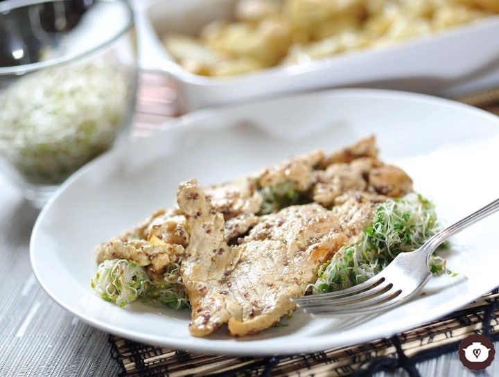 Pechuga de pollo con germinado de alfalfa