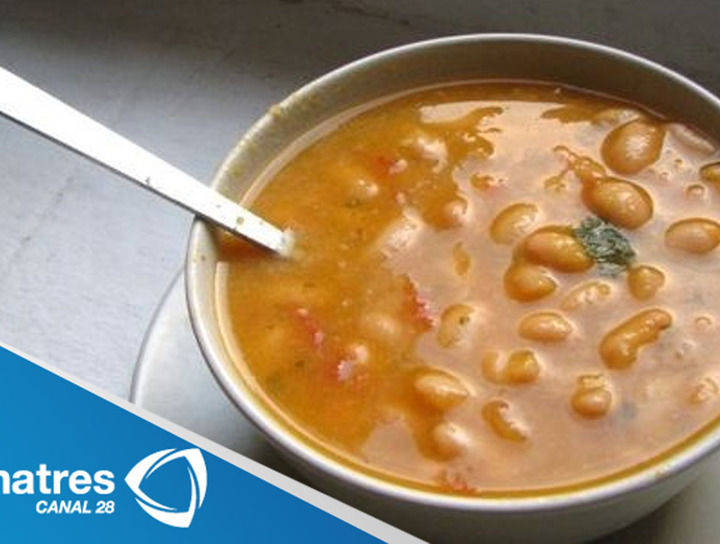 Sopa de tomate con alubias y pesto