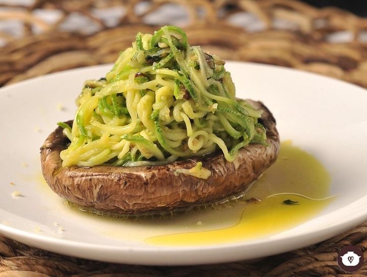 Portobello con espagueti de calabacitas al pistache