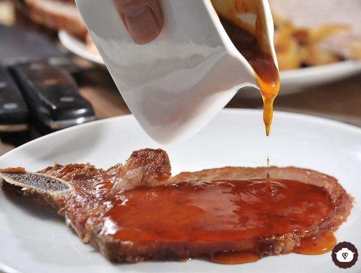 Chuletas ahumadas con salsa de chabacano y chipotle