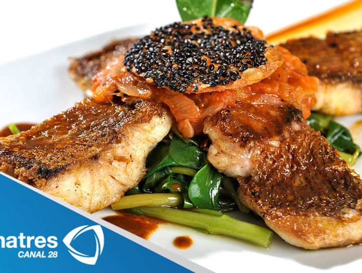Filete de res con arúgula, coliflor rostizada y pimientos rojos