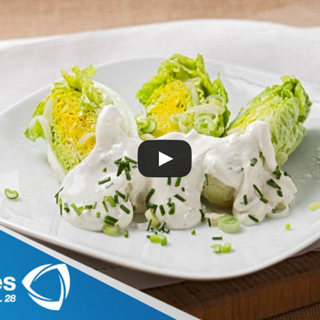 Ensalada de corazones de lechuga con aderezo de chipotle y queso