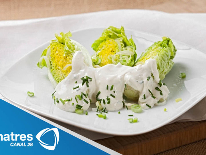 Ensalada de corazones de lechuga con aderezo de chipotle y queso