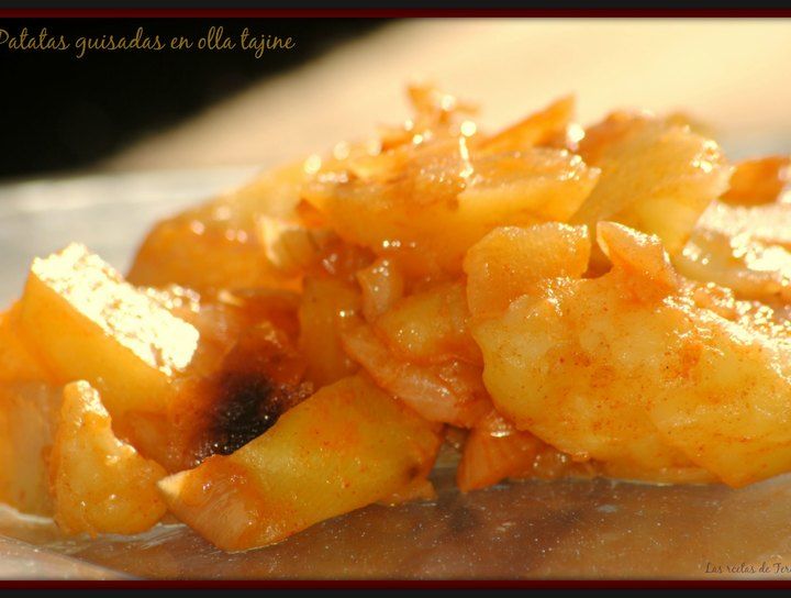 Patatas guisadas en olla tajine