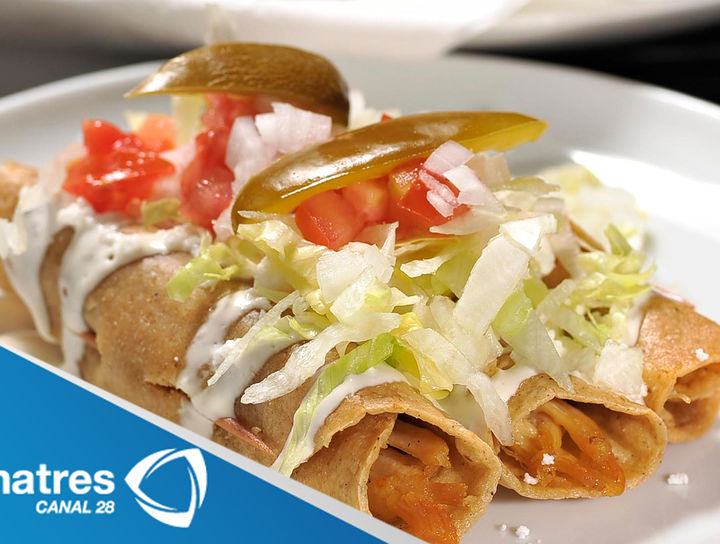 Tacos de pollo con chile y salsa de crema de chipotle