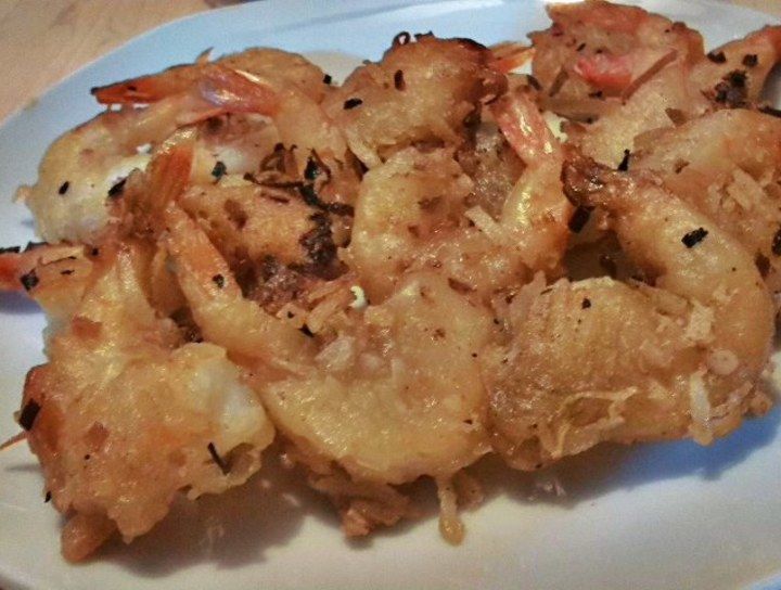 Camarones a la gabardina de coco con aderezo de fresa colada