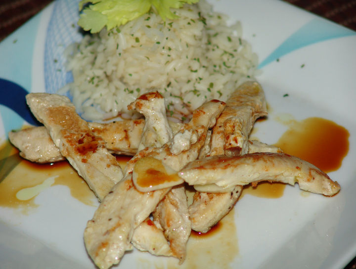 Tiras de pollo con salsa agridulce y arroz pilaf