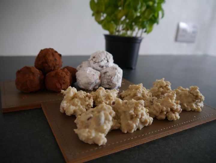 Trufas de chocolate y roquitas de chocolate blanco y cereales
