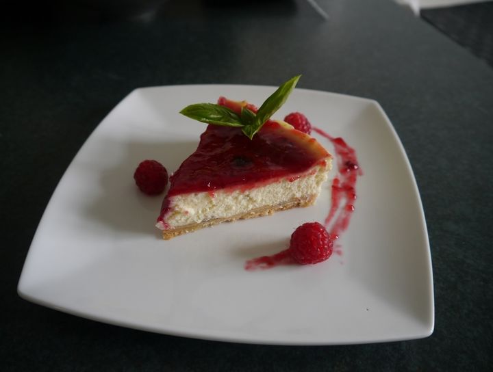 Tarta de queso, albahaca y limón