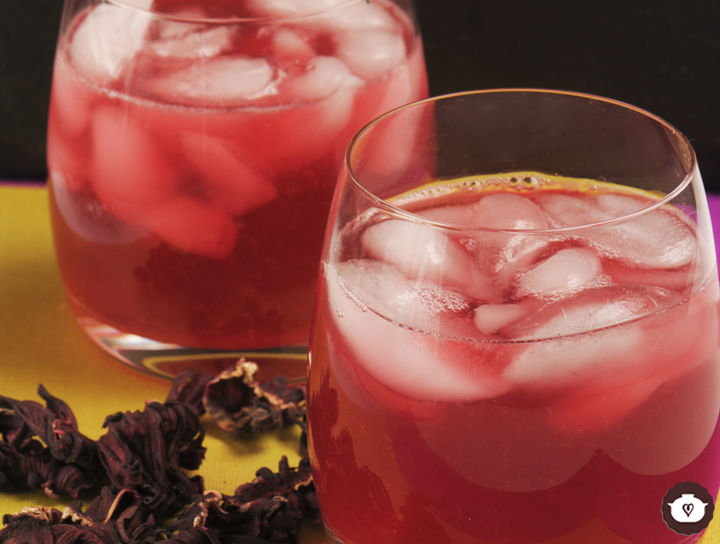 Agua de jamaica con jengibre y limón