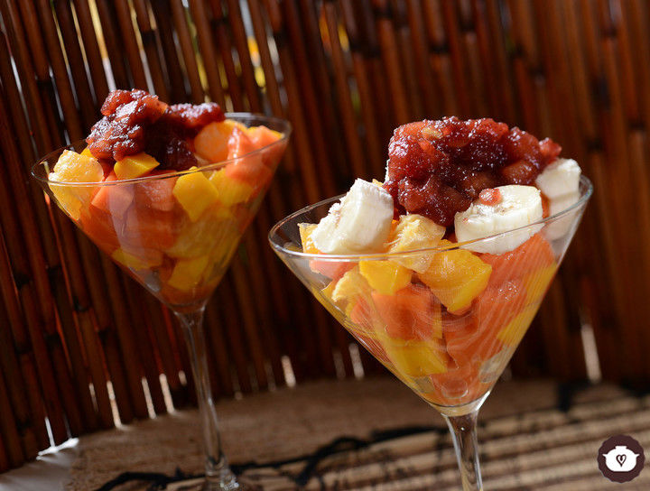 Copa de frutas con salsa de arándanos