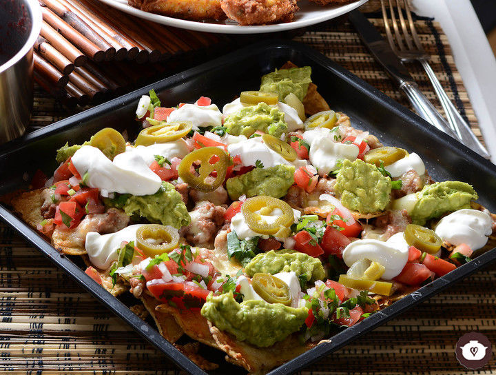 Nachos con frijoles y guacamole