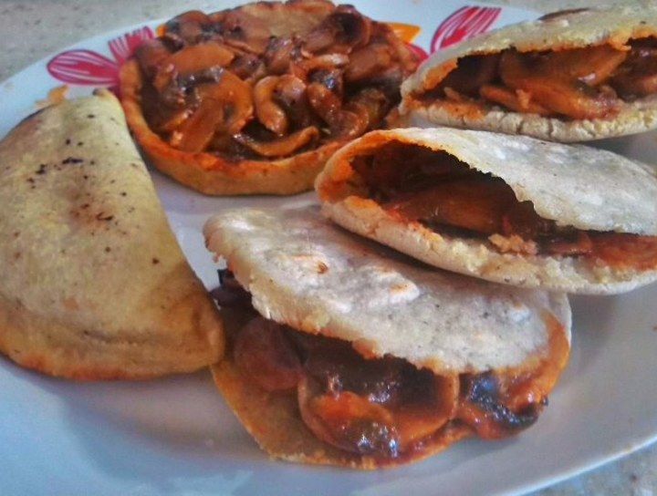 Antojitos rellenos de champiñones y chile color
