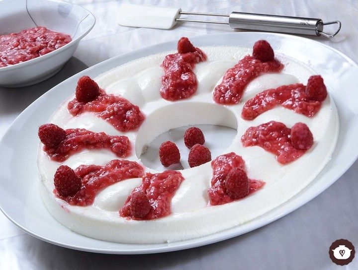 Gelatina de yogur con salsa de frambuesa