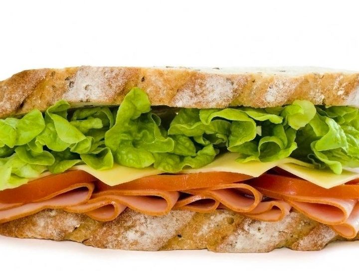 Sándwich de roast beef y aguacate