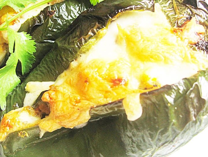 Chile relleno con tamal de elote