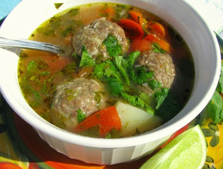 Sopa de albóndigas con arroz y cilantro