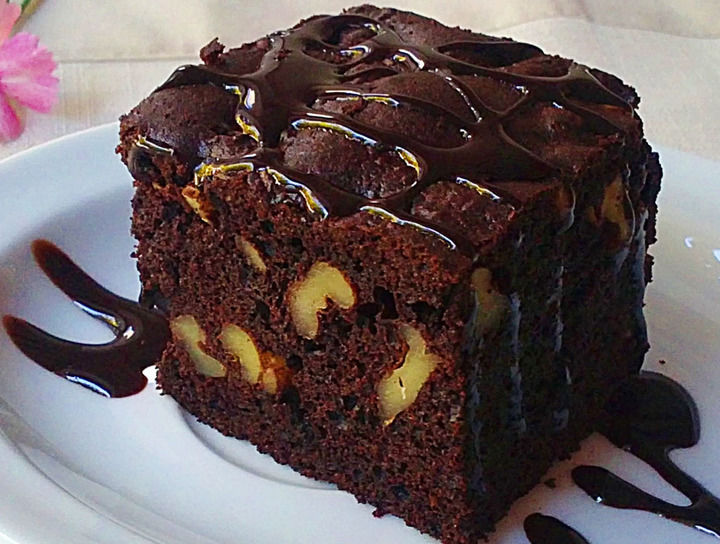 Brownie de chocolate con salsa de frutos rojos