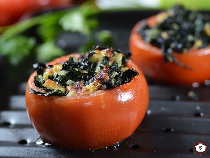 Tomates rellenos de queso y espinacas