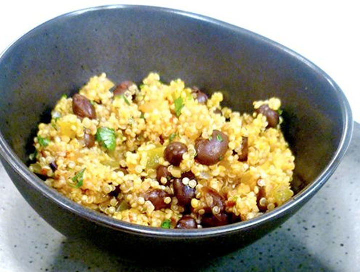 Quinoa con frijoles negros y cilantro