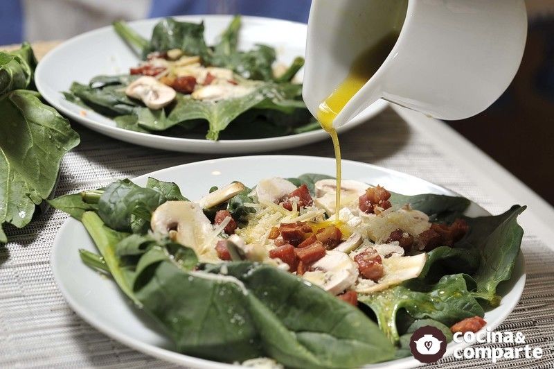 Ensalada de espinacas y parmesano