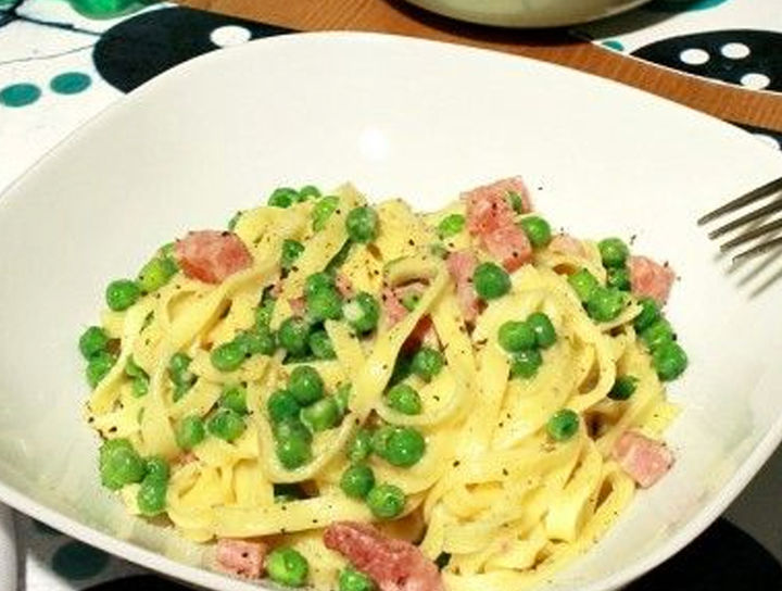 Pasta con chícharos, espárragos y panceta