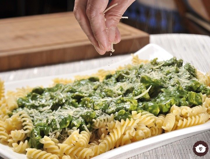 Fusilli con pollo en crema de espinacas