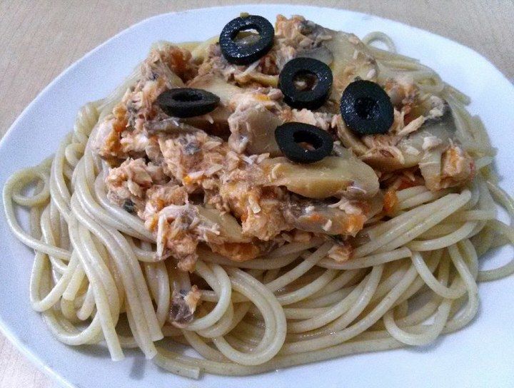 Spaghetti con salmón y tomate