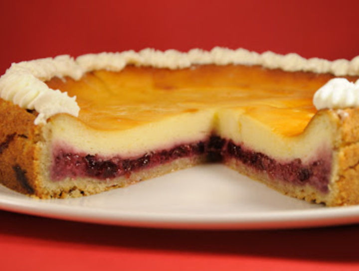 Tarta de yogur con coco y grosellas