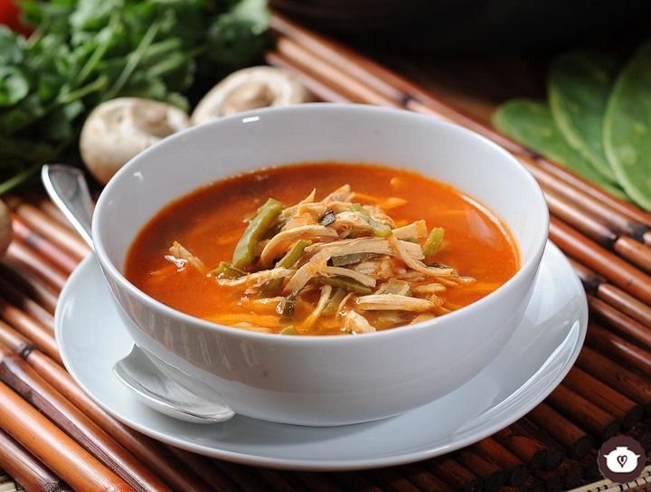 Sopa de nopales con pollo