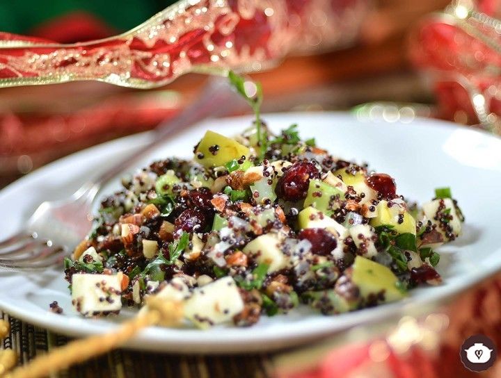 Quinoa navideña con avellanas, manzana y arándanos