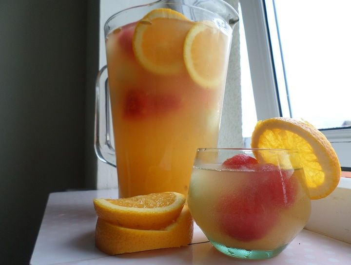 Agua de naranja con bolas de sandía y melón