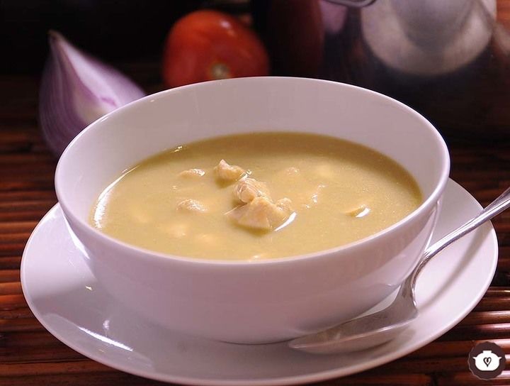 Sopa verde de pollo
