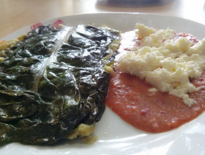 Tamales de pollo con verduras en hoja de acelga