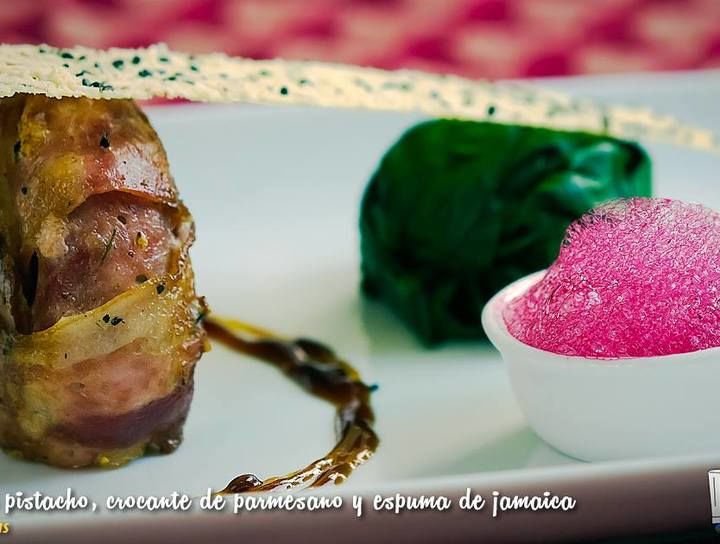 Popieta con pistacho, crocante de parmesano y espuma de jamaica