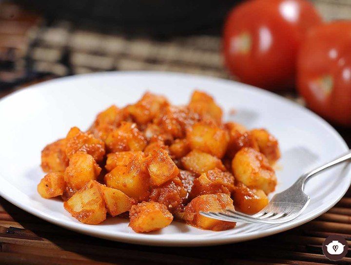 Papas adobadas en salsa de guajillo