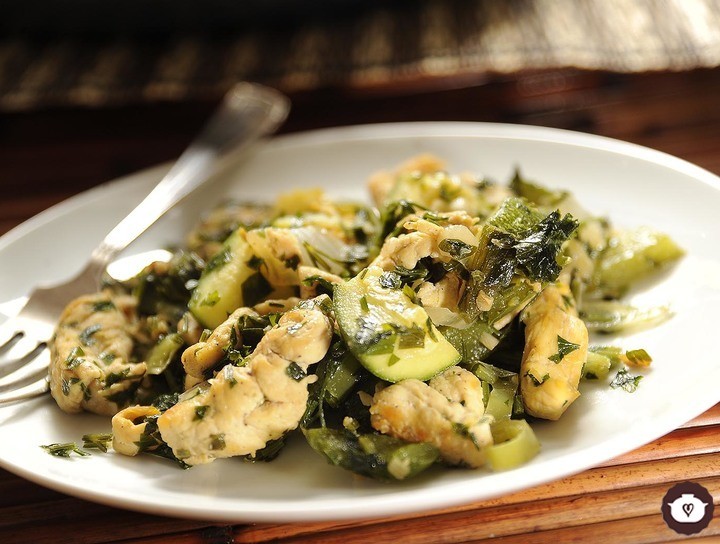 Pollo con verduras al ajillo