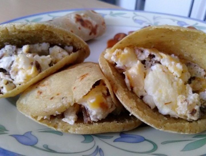 Gorditas de huevo con machacado