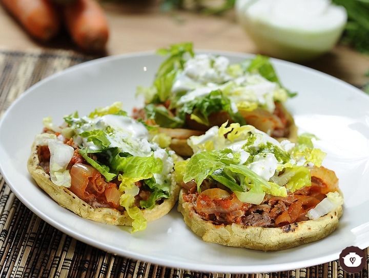Sopes de carne deshebrada