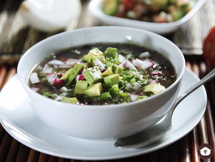 Pozole de frijoles con nopales