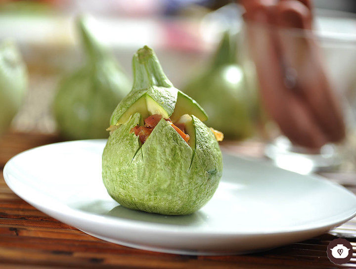 Calabacitas rellenas de salchicha