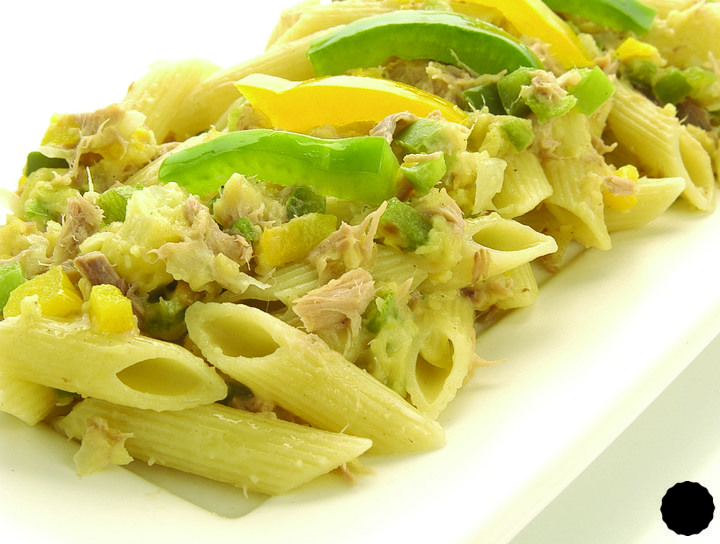 Penne rigate con pimiento y atún