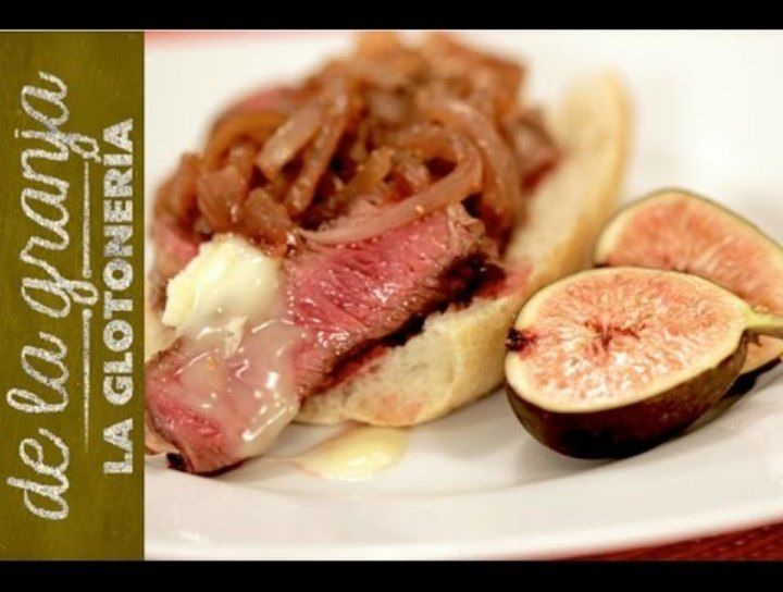 Tapas de solomillo con queso brie y cebolla caramelizada