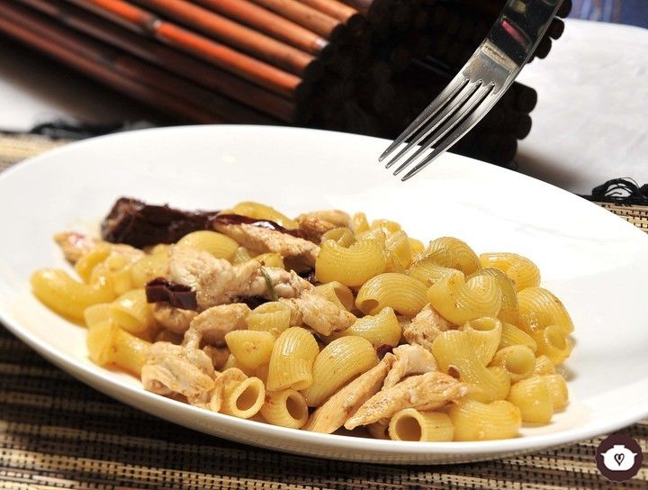 Codo con pollo chipotle y guajillo