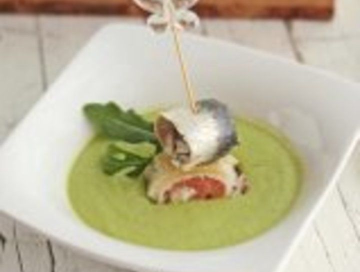 Salmorejo de espárragos con rolling de queso, salmón sardina y arúgula