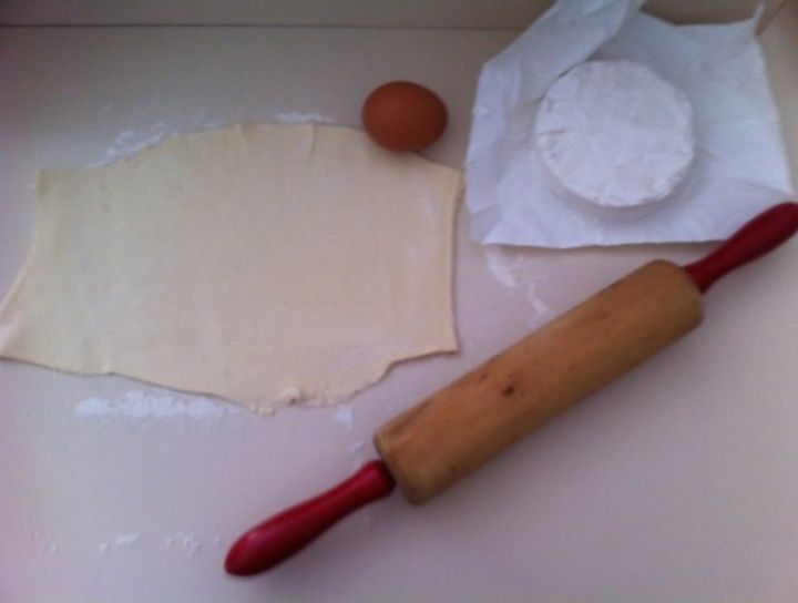 Queso brie envuelto en hojaldre