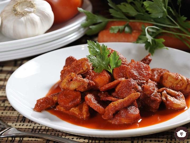 Pollo en salsa de chile ancho