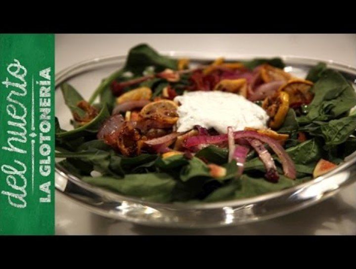 Ensalada de espinaca con aderezo de blue cheese