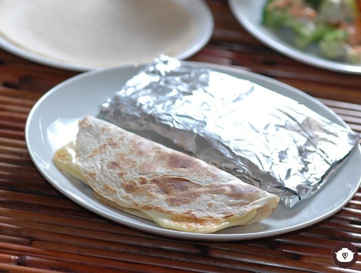 Quesadillas de harina con frijoles y queso